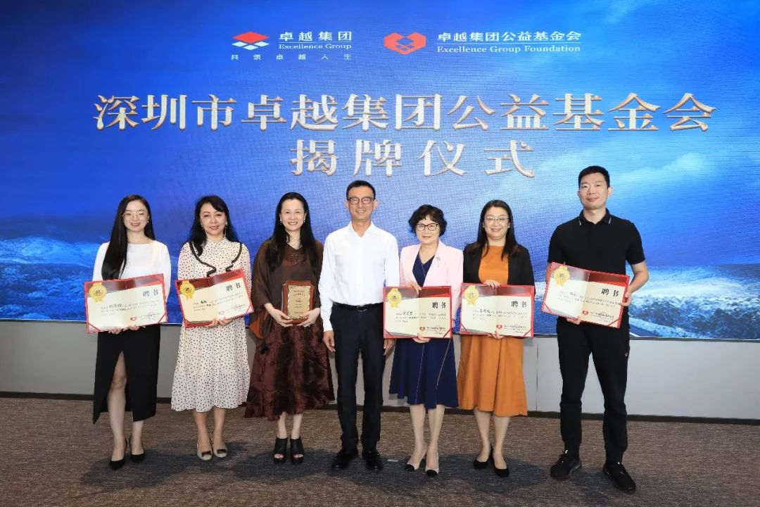 为理事会成员颁发聘书.jpg
