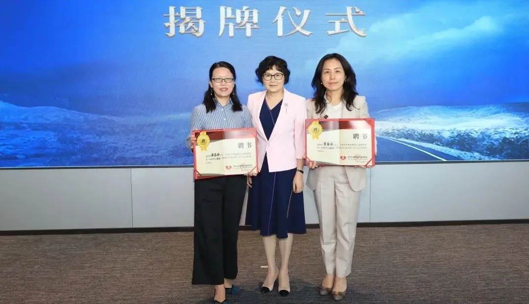 肖兴萍为顾问颁发聘书.jpg